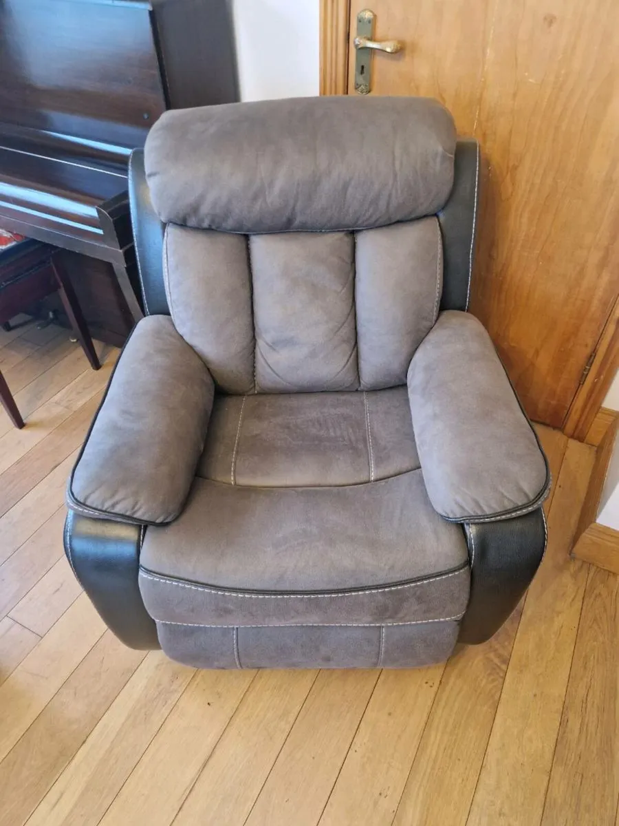 Couch and 2 single chairs - Image 1