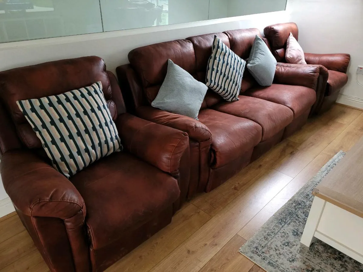 Couch and two arm chairs - Image 3
