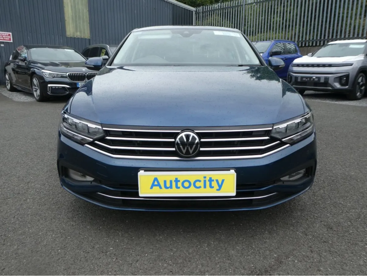 Volkswagen Passat Business FWD - Image 2