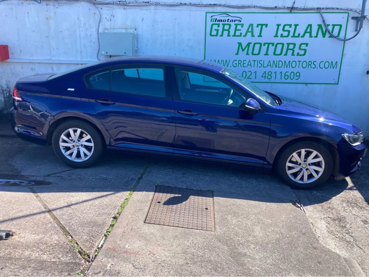 Volkswagen Passat Trendline 1.6 TDI Manual 6speed - Image 4
