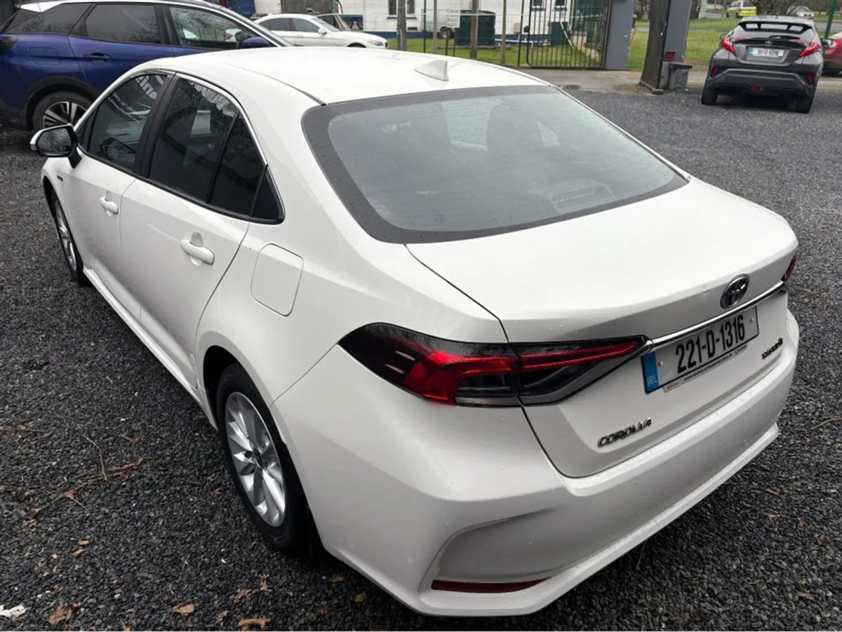 Toyota Corolla HYB Luna Saloon 4DR Auto// Immacul - Image 3