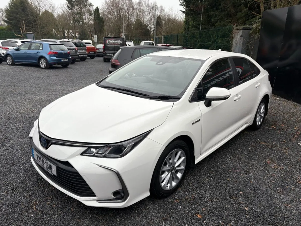 Toyota Corolla HYB Luna Saloon 4DR Auto// Immacul - Image 4