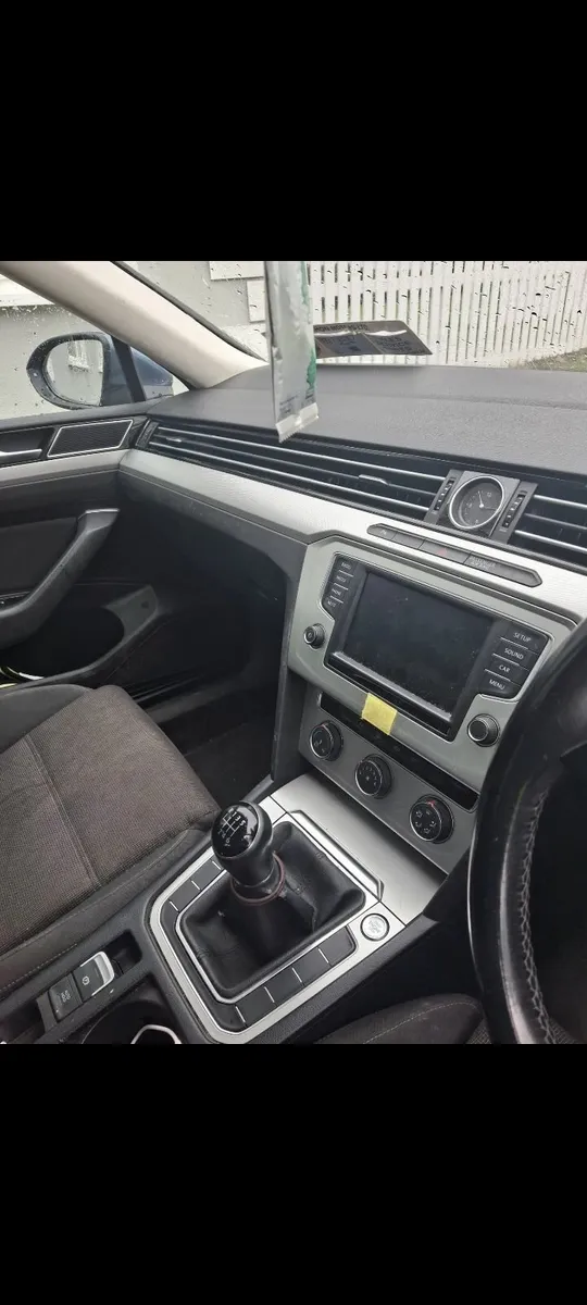 Volkswagen Passat 2015 - Image 2