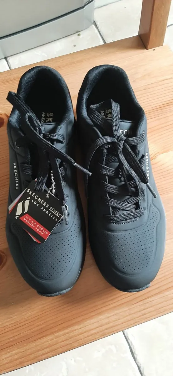 Skechers UNO Black Trainers NEW Size 4.5 Wide Fit - Image 1