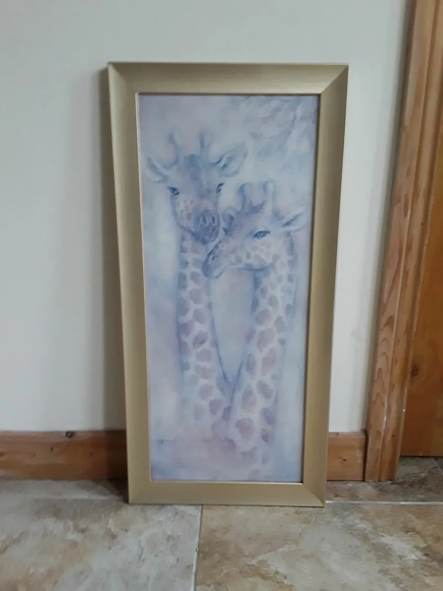 Nice long picture of a giraffe - Image 2