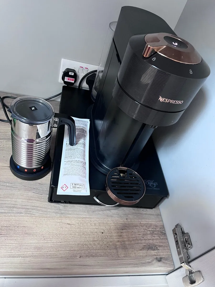 Coffee machine and accessories - Image 1