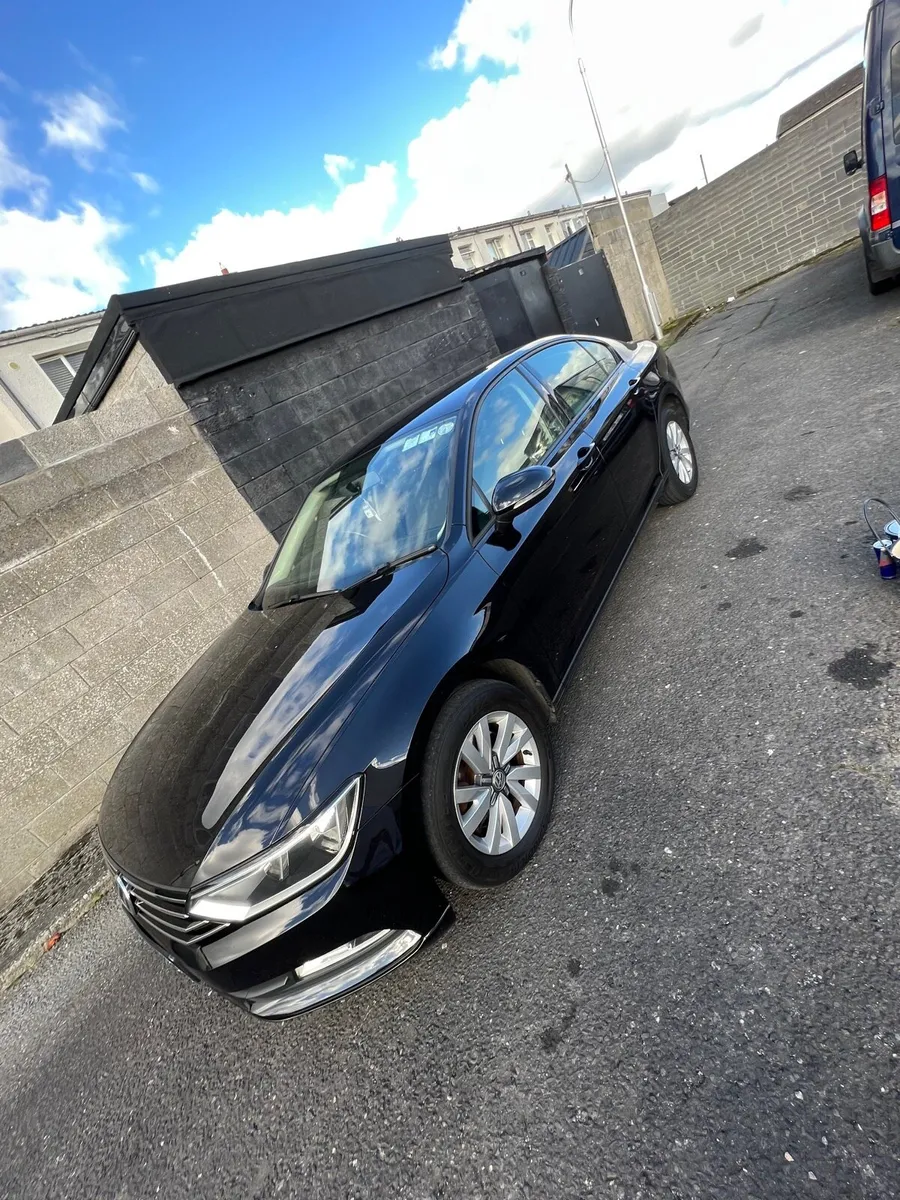 2015 Volkswagen Passat - Image 2