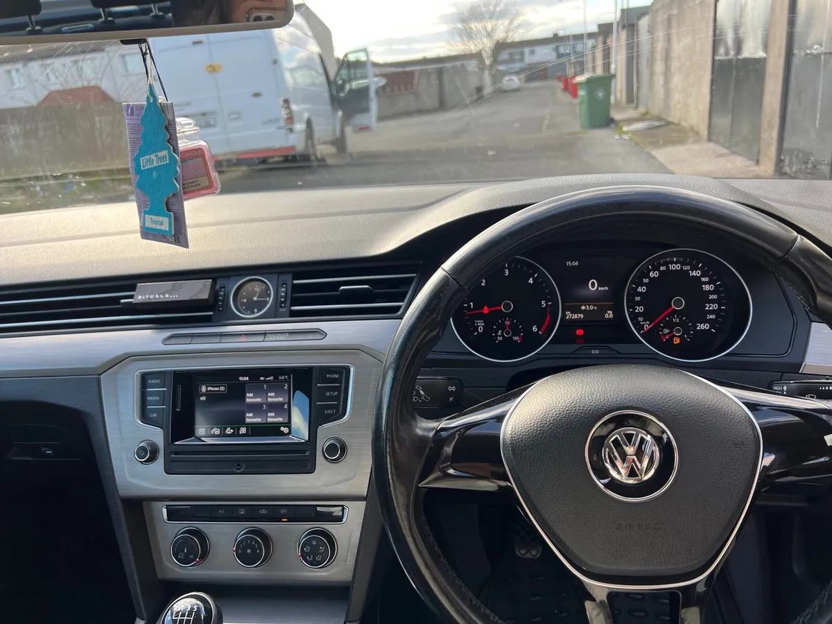 2015 Volkswagen Passat - Image 4