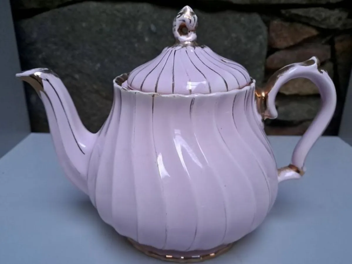 Pink & Gold Sadler teapot vintage - Image 1