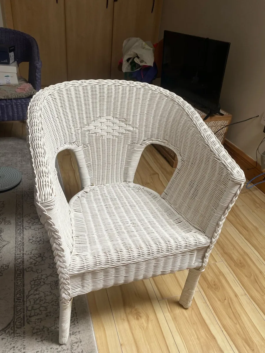 White chair - Image 1