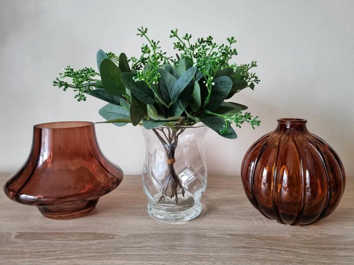 Three glass vases amber brown glass - Image 1