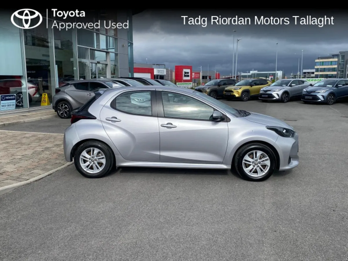 Toyota Yaris hybrid luna - Image 3