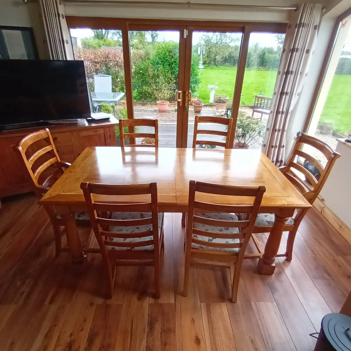 Extendable dining room table and chairs. - Image 1