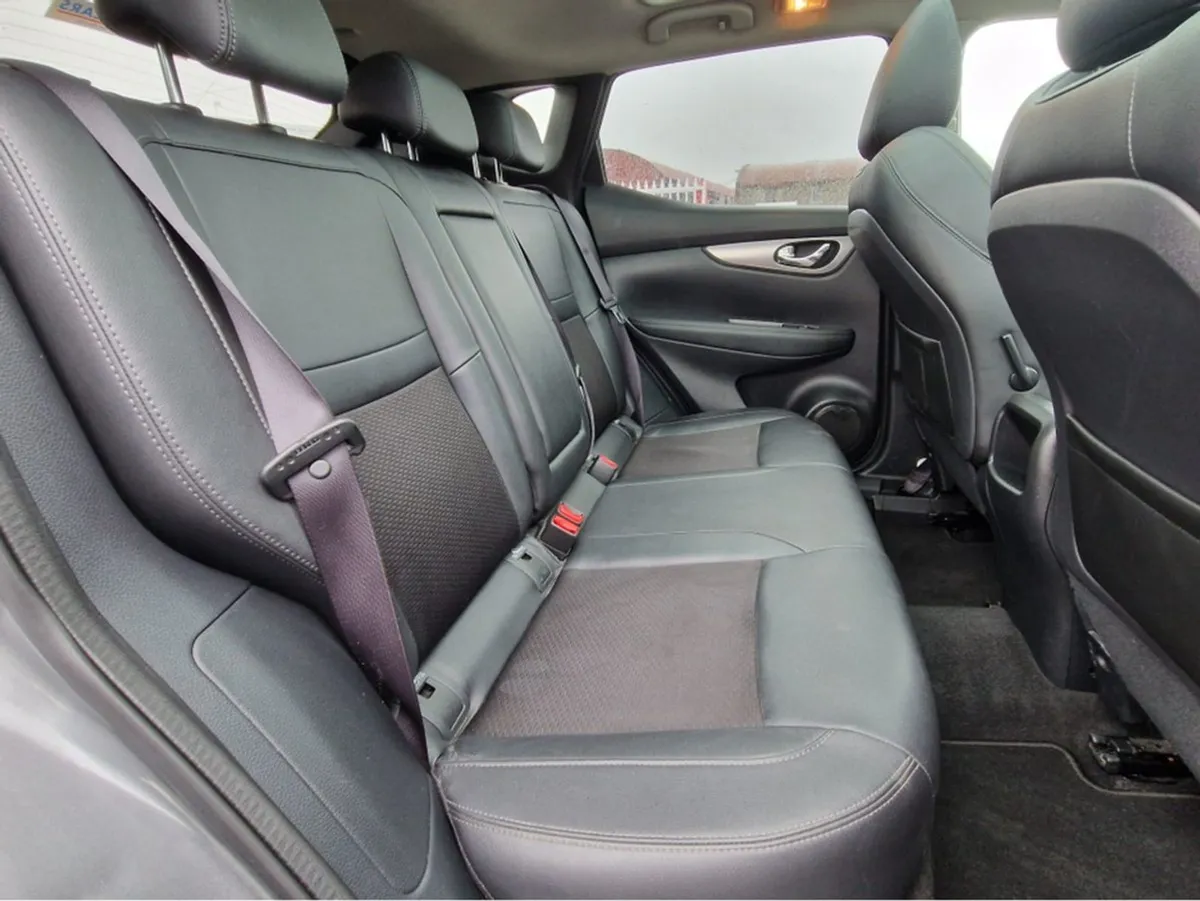 Nissan QASHQAI 1.5 DSL SV Premium SS Part LEA 4DR - Image 3