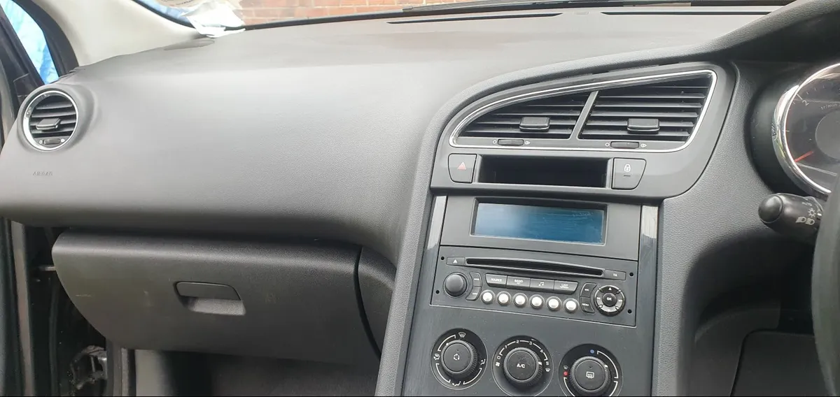 Peugeot 5008 2012 - Image 2