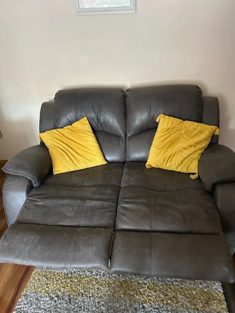 Suite of furniture - Image 1