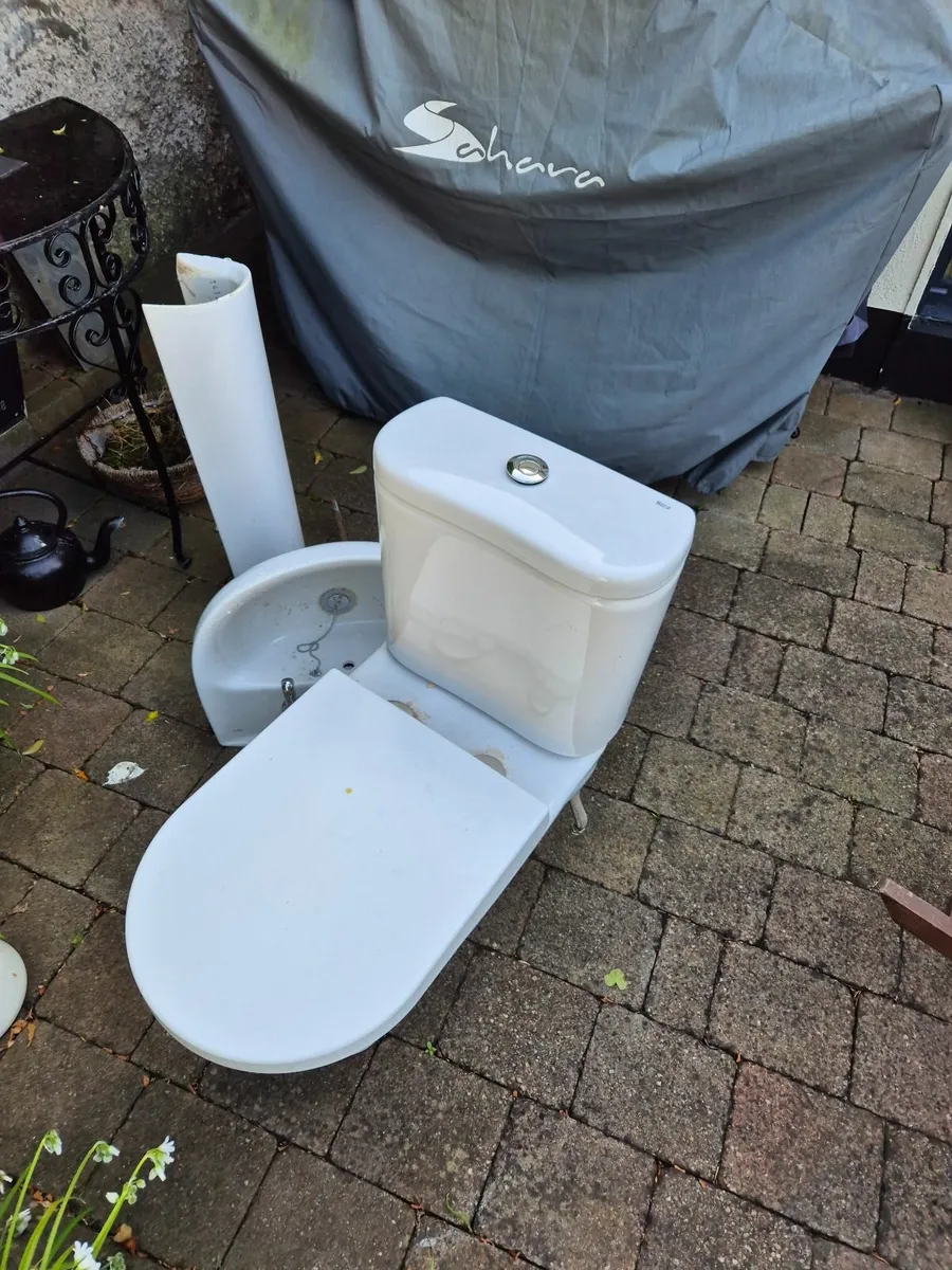 Bathroom suite - Image 4