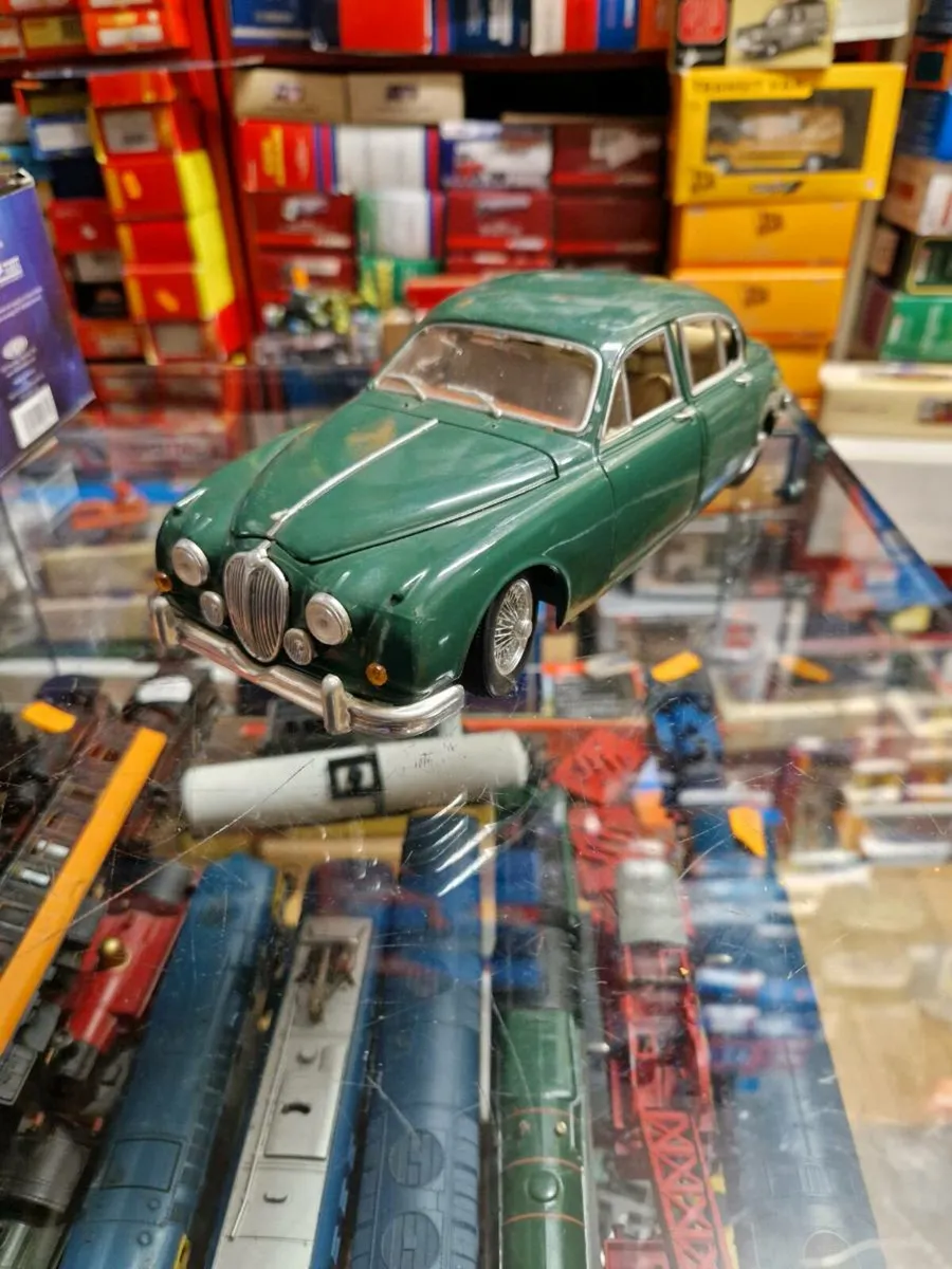 Corgi Maisto Jaguar MKII 1.18 - Image 1