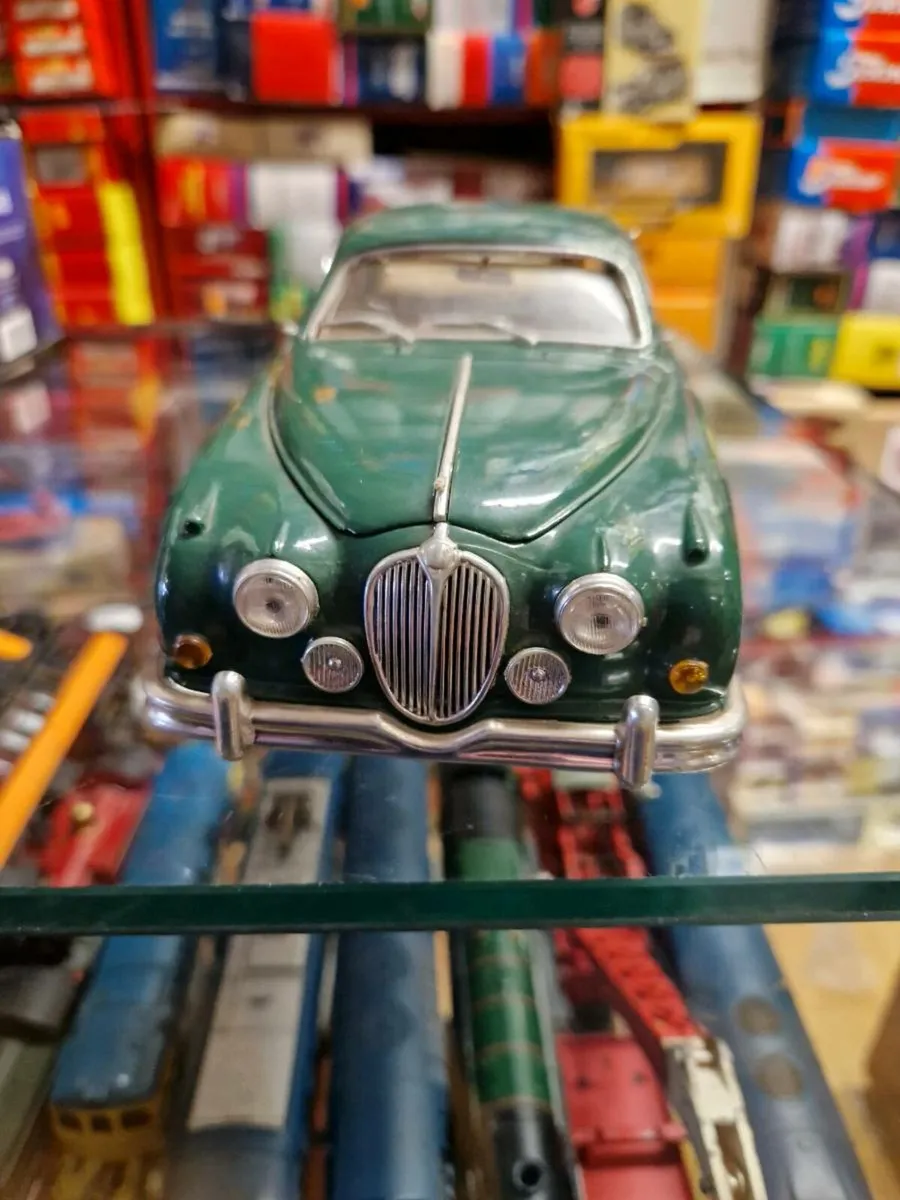 Corgi Maisto Jaguar MKII 1.18 - Image 2