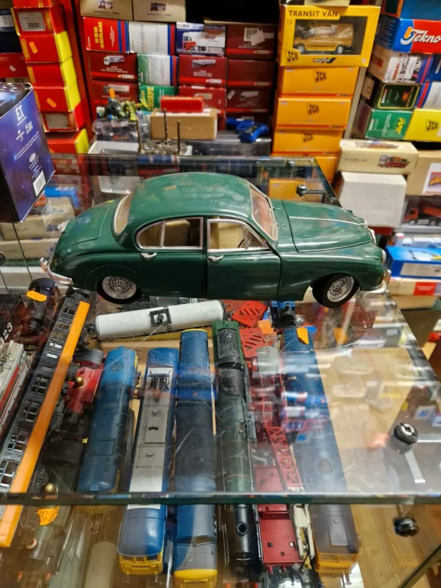 Corgi Maisto Jaguar MKII 1.18 - Image 4