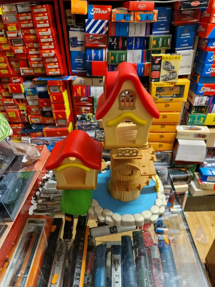 Sylvanian Famalies Tree House - Image 1