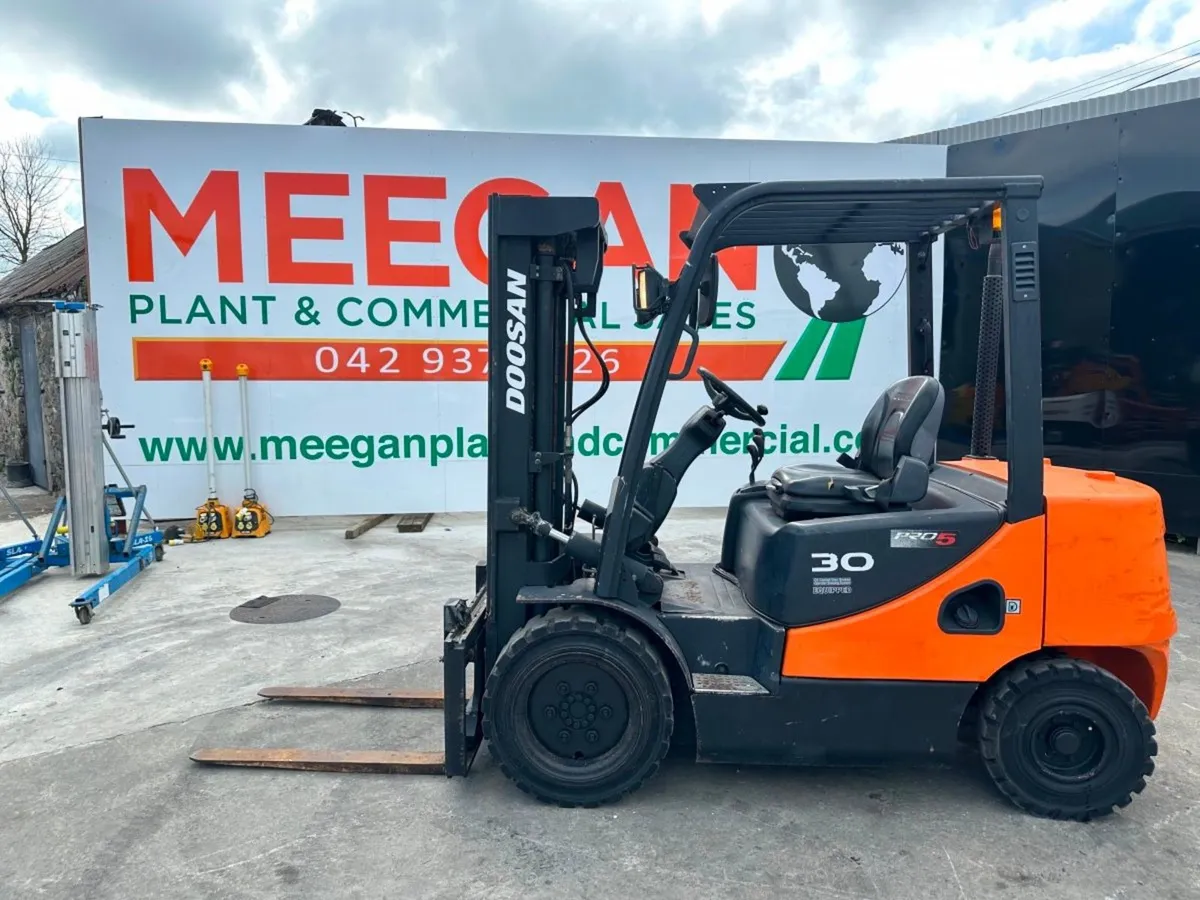 DOOSAN 3 TON CONTAINER SPEC FORKLIFT - Image 1