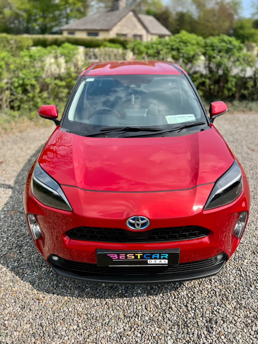 2022 Toyota Yaris Cross 1.5Hybrid CVT Luna Edition - Image 3