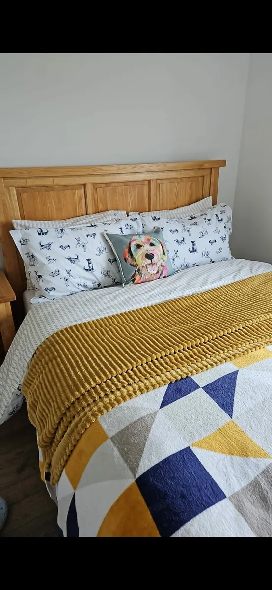 King size bed and matching lockers - Image 1