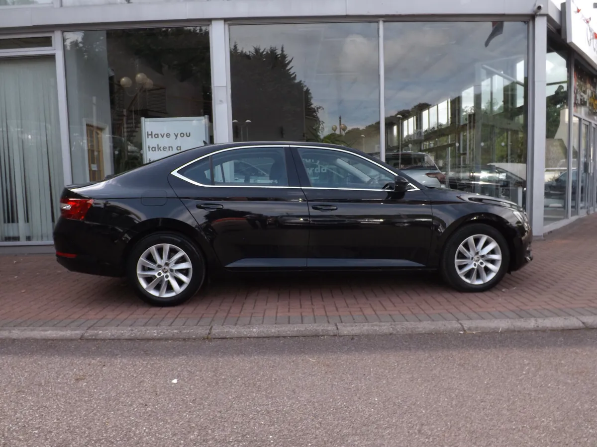 2022 Superb 2.0 TDi Ambition Dsg, Black met, 56km - Image 3