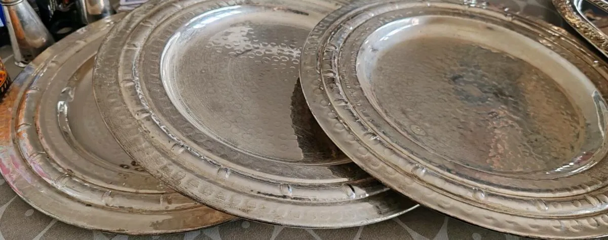 3 Vintage chargers / plates - Image 2