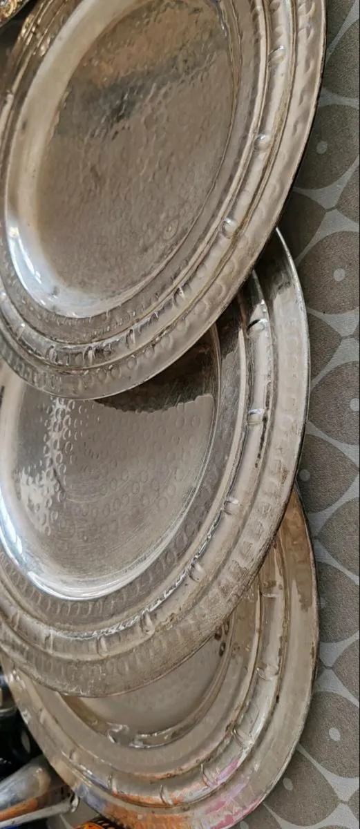 3 Vintage chargers / plates - Image 1