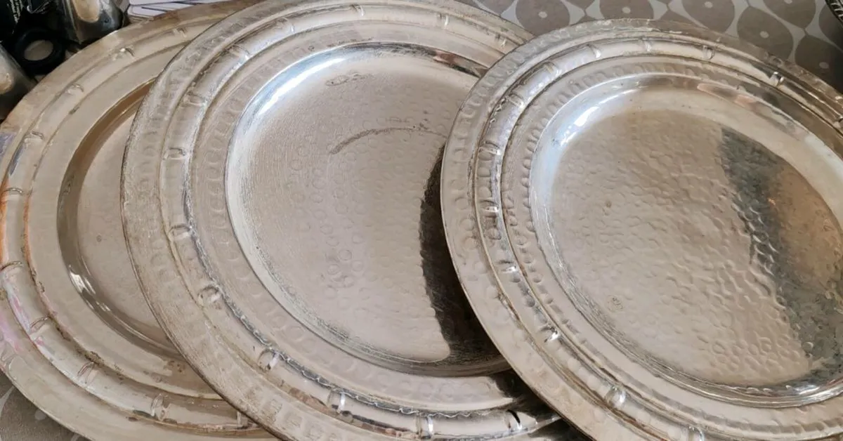 3 Vintage chargers / plates - Image 3