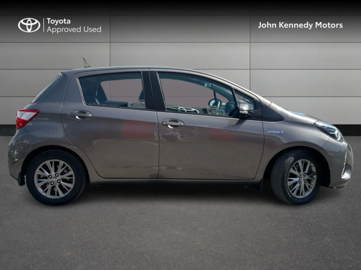 Toyota Yaris HYBRID 5DR LUNA - Image 3