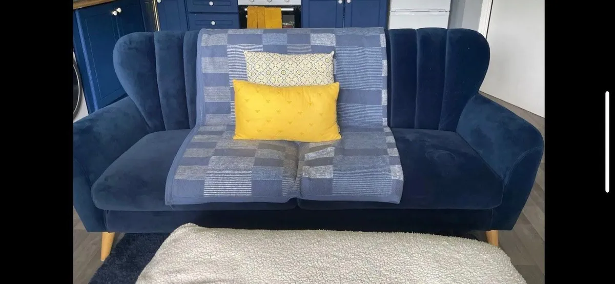 Velvet couch - Image 2