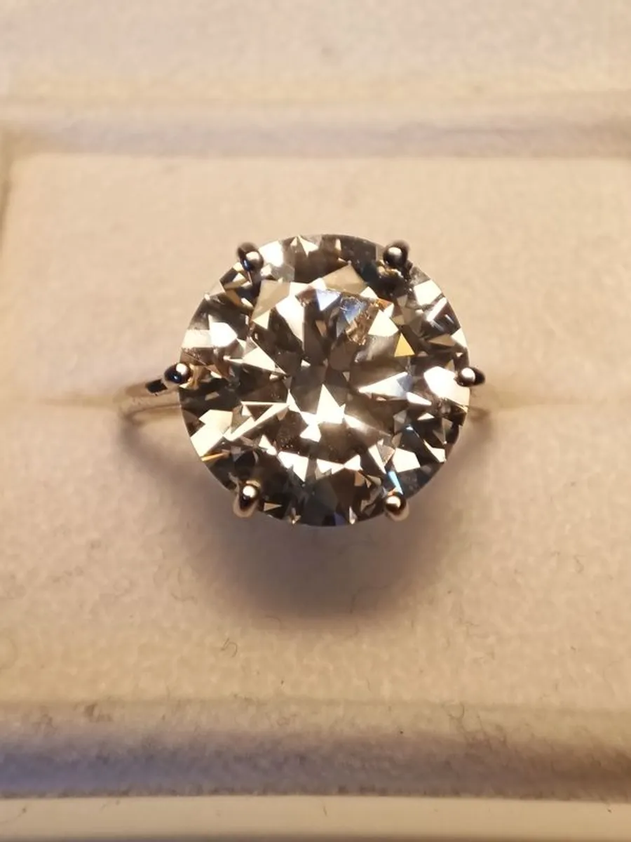 18ct White Gold 7 Carat Lab Grown Diamond Solitaire Ring - Image 3