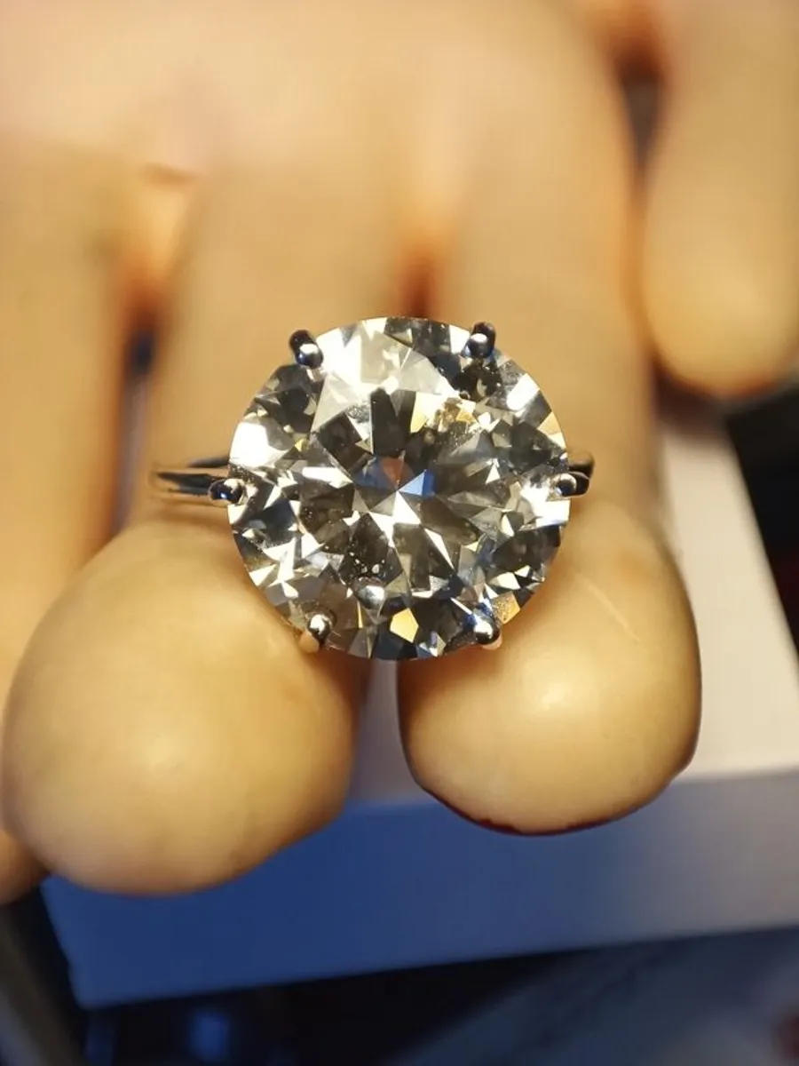 18ct White Gold 7 Carat Lab Grown Diamond Solitaire Ring - Image 4