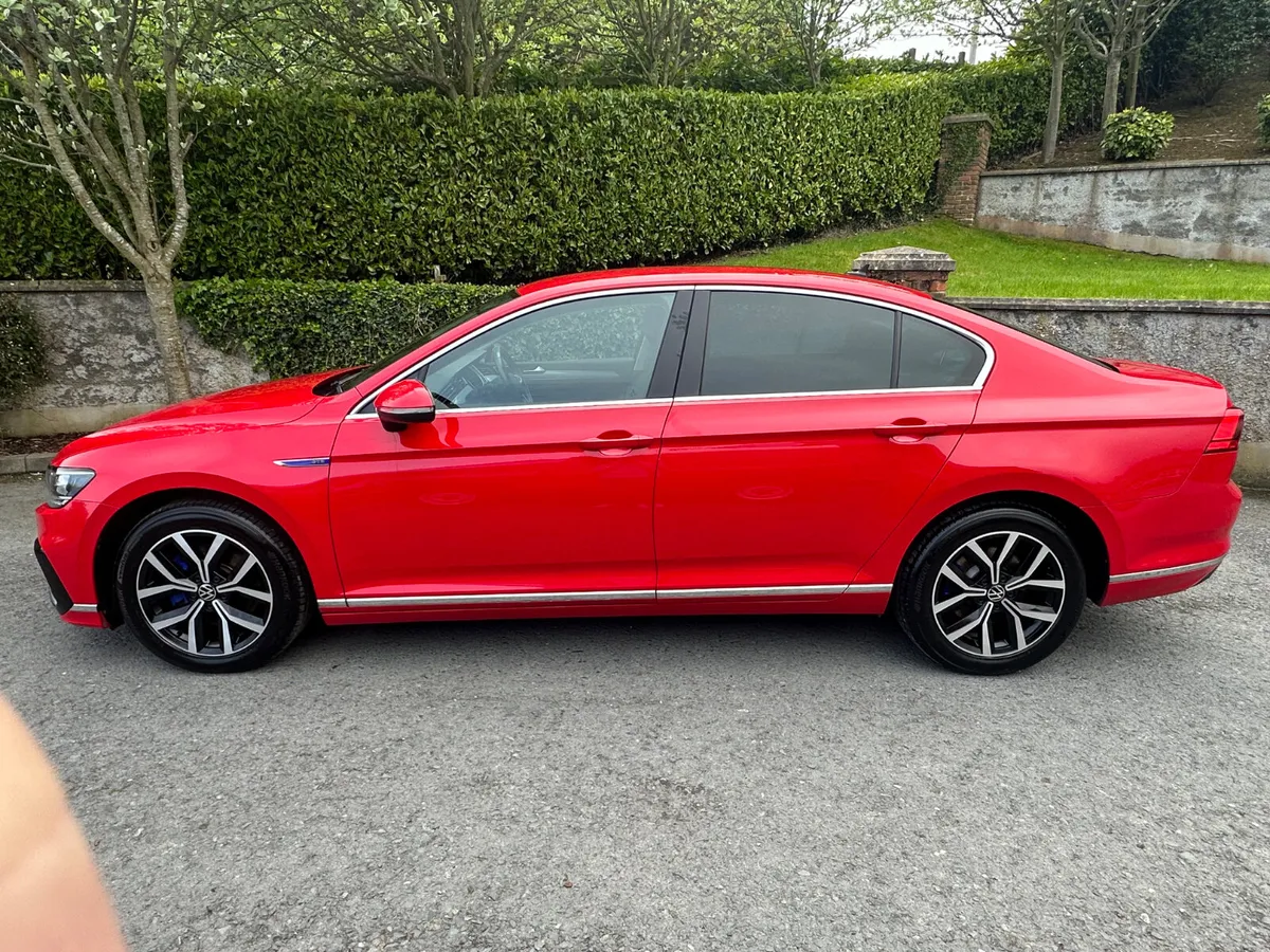 Volkswagen Passat GTE 2021 - Image 2