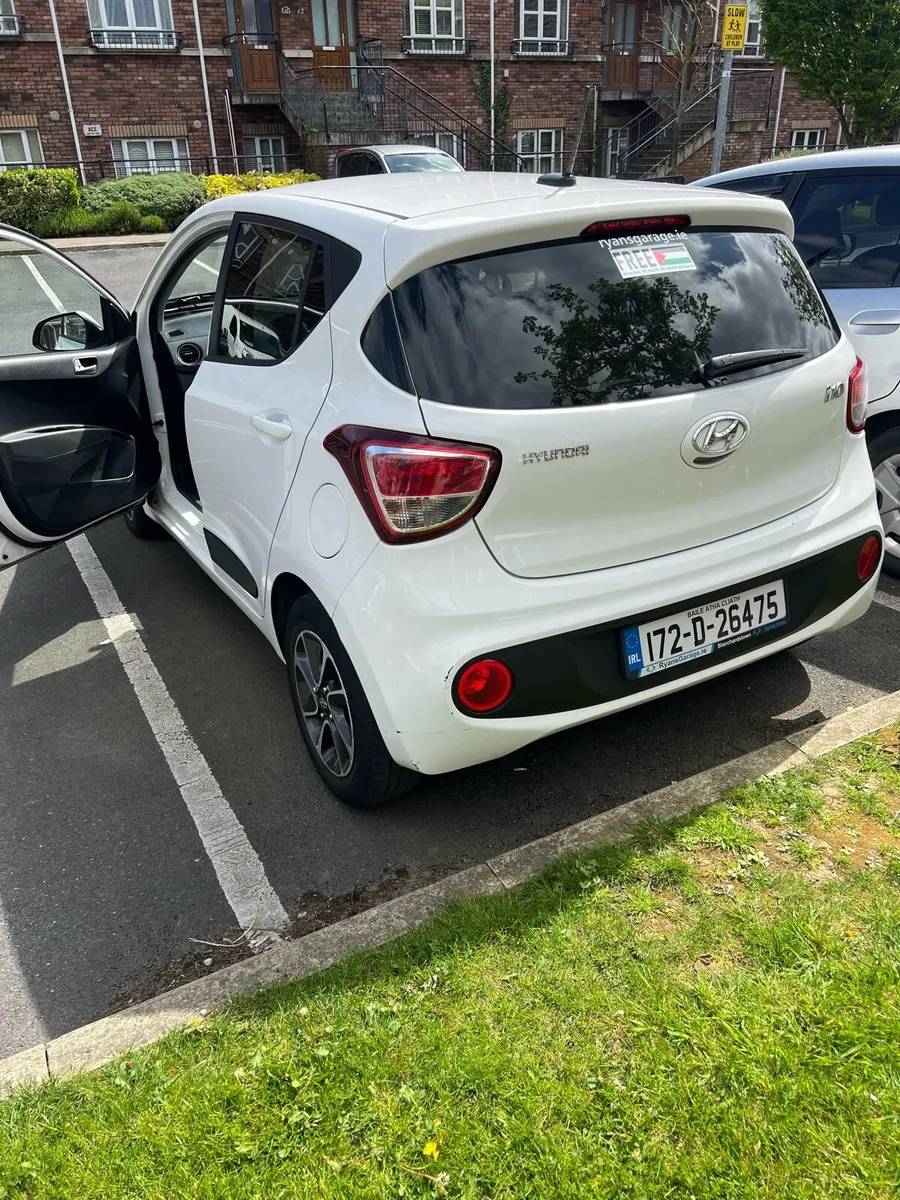 Hyundai i10 Premium - Image 2