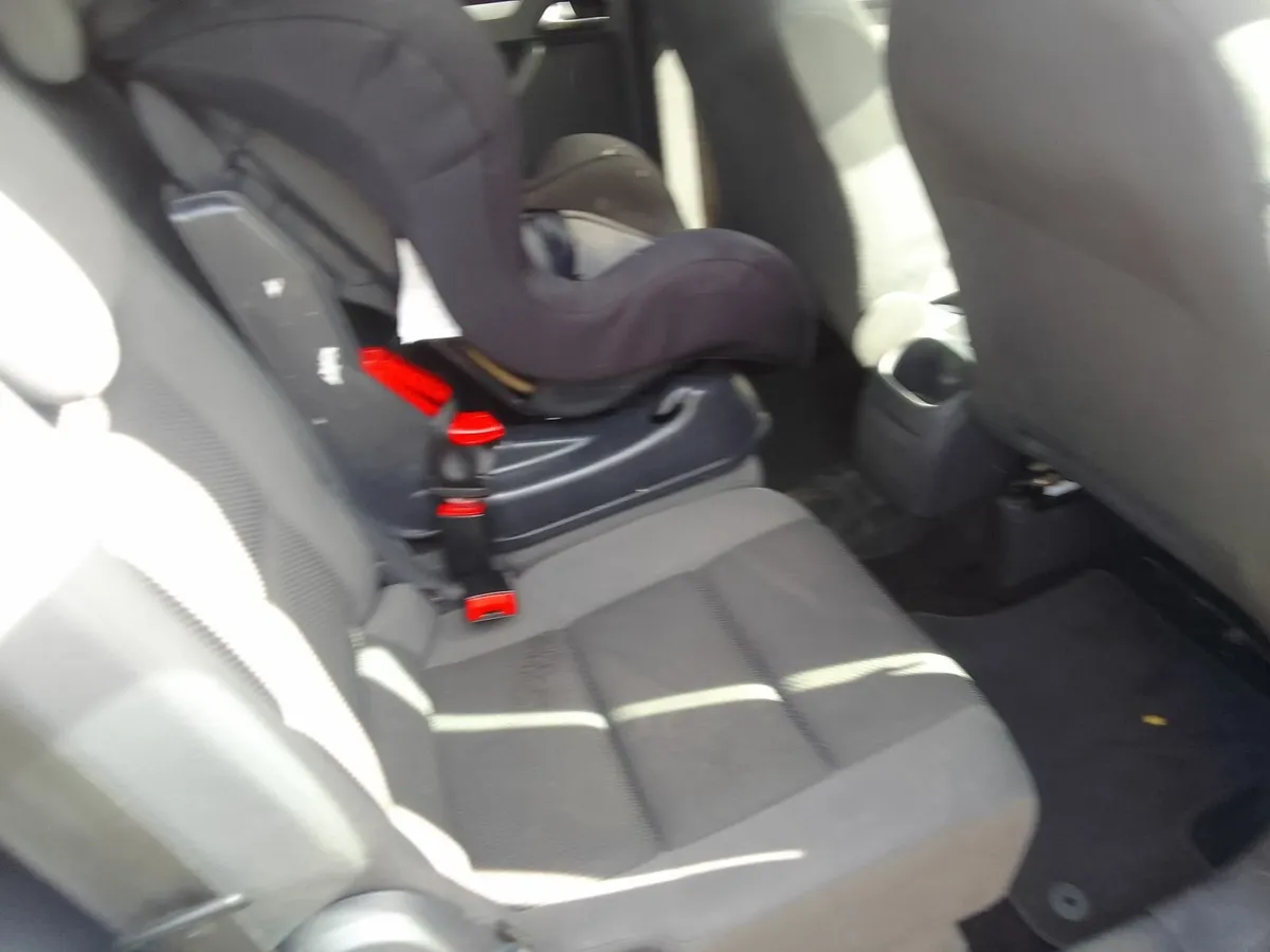 Volkswagen Touran 2011 - Image 1