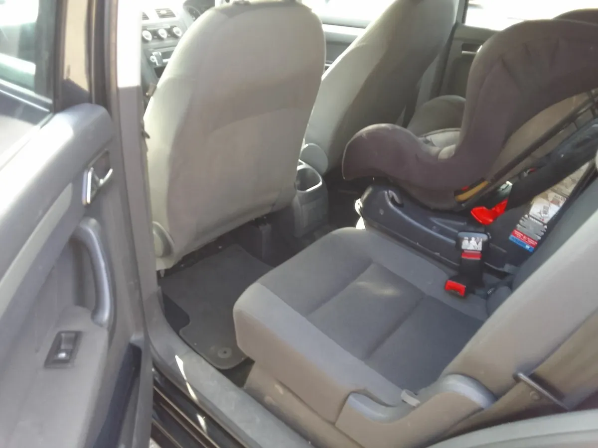 Volkswagen Touran 2011 - Image 3