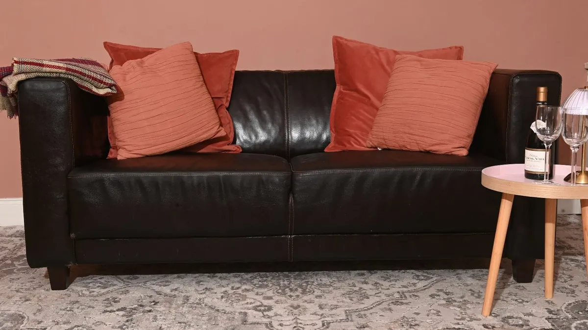 Leather couch - Image 1