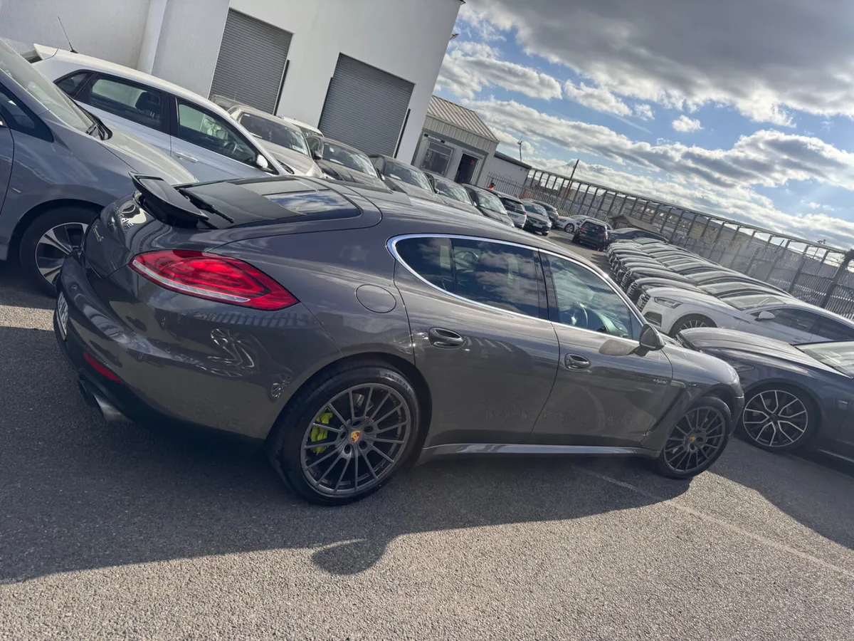 16 Porsche Panamera S 3.0 Hybrid - Image 3
