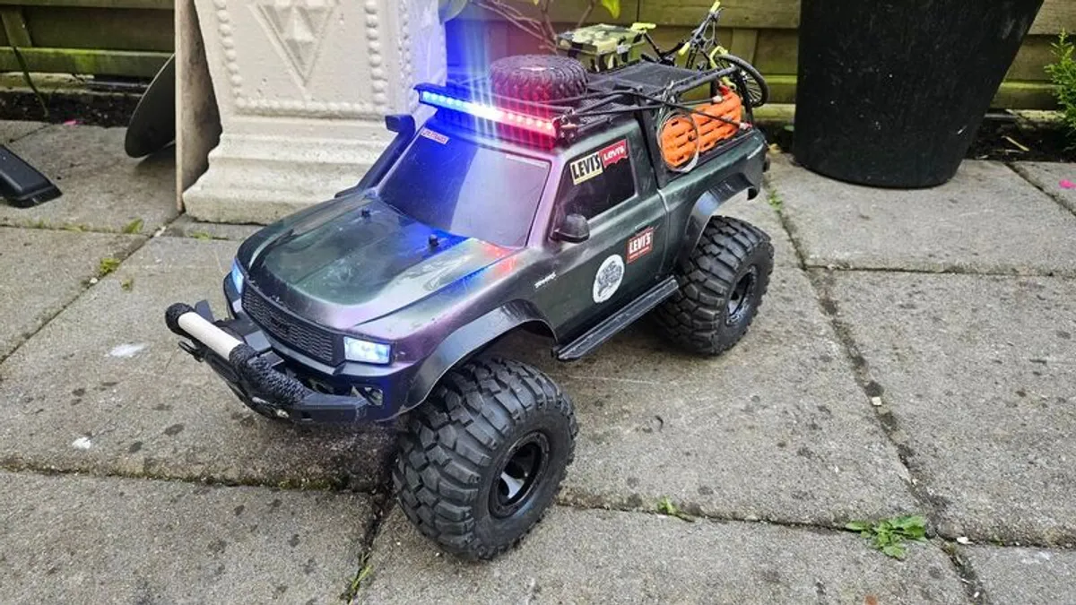 Traxxas TRX-4 1:10 crawler, many extras - Image 1