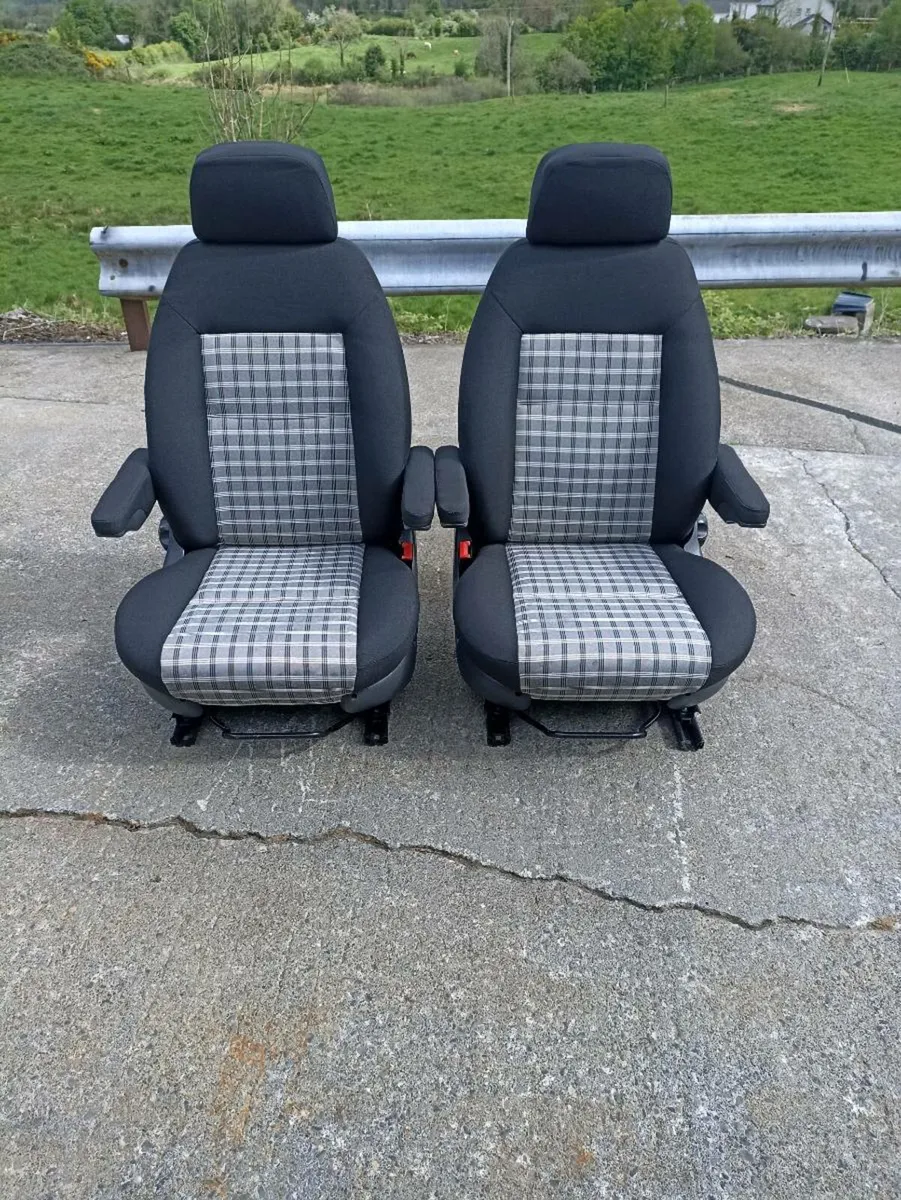 Swivel seats - Image 1