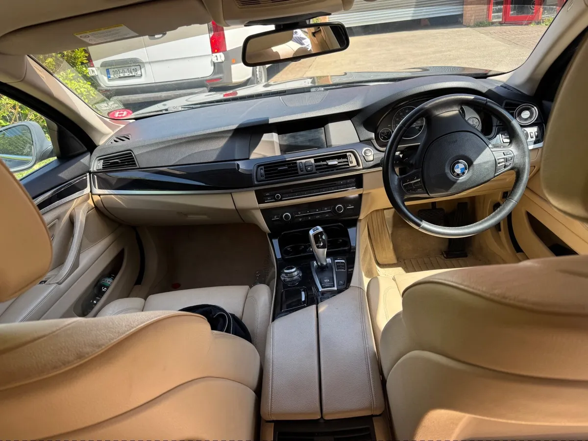 BMW 5-Series 2011 - Image 2