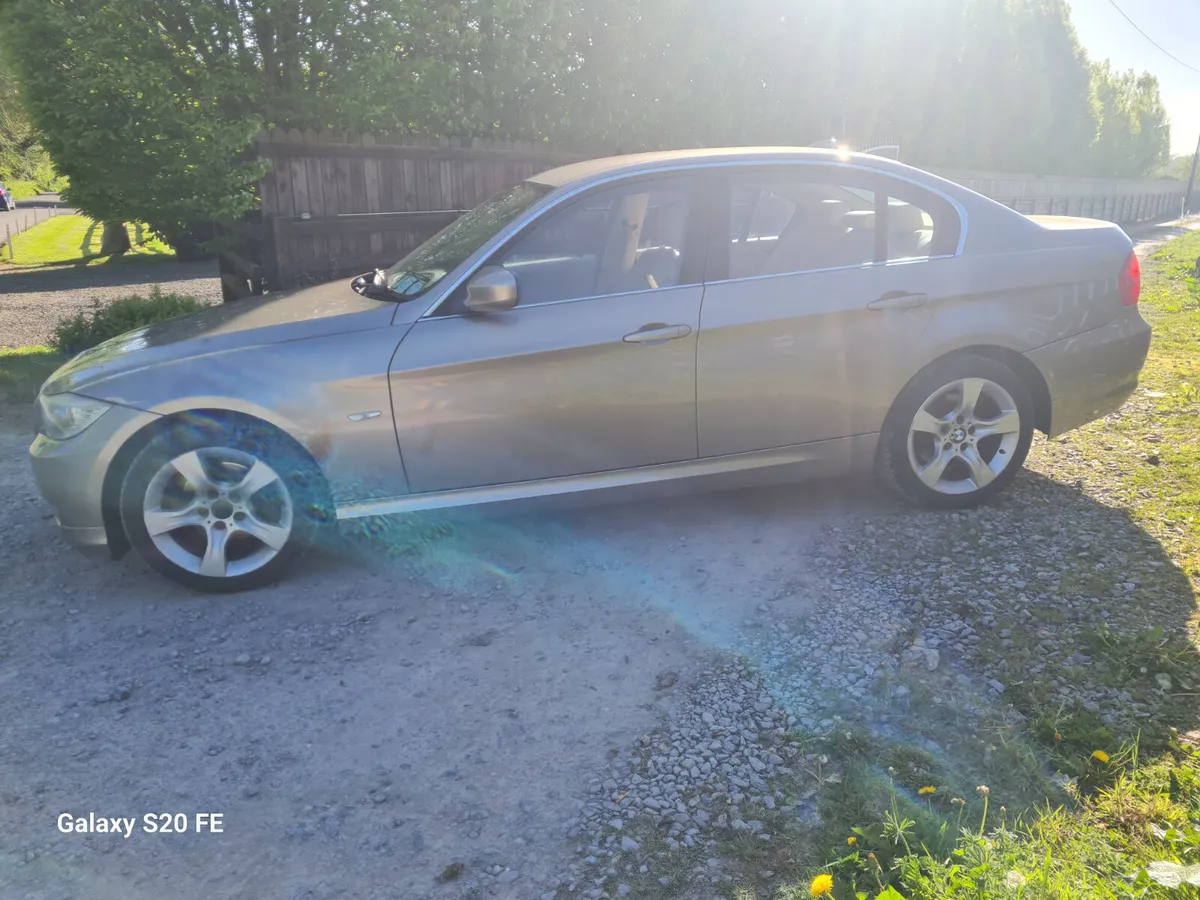 BMW 3-Series 2011 - Image 2