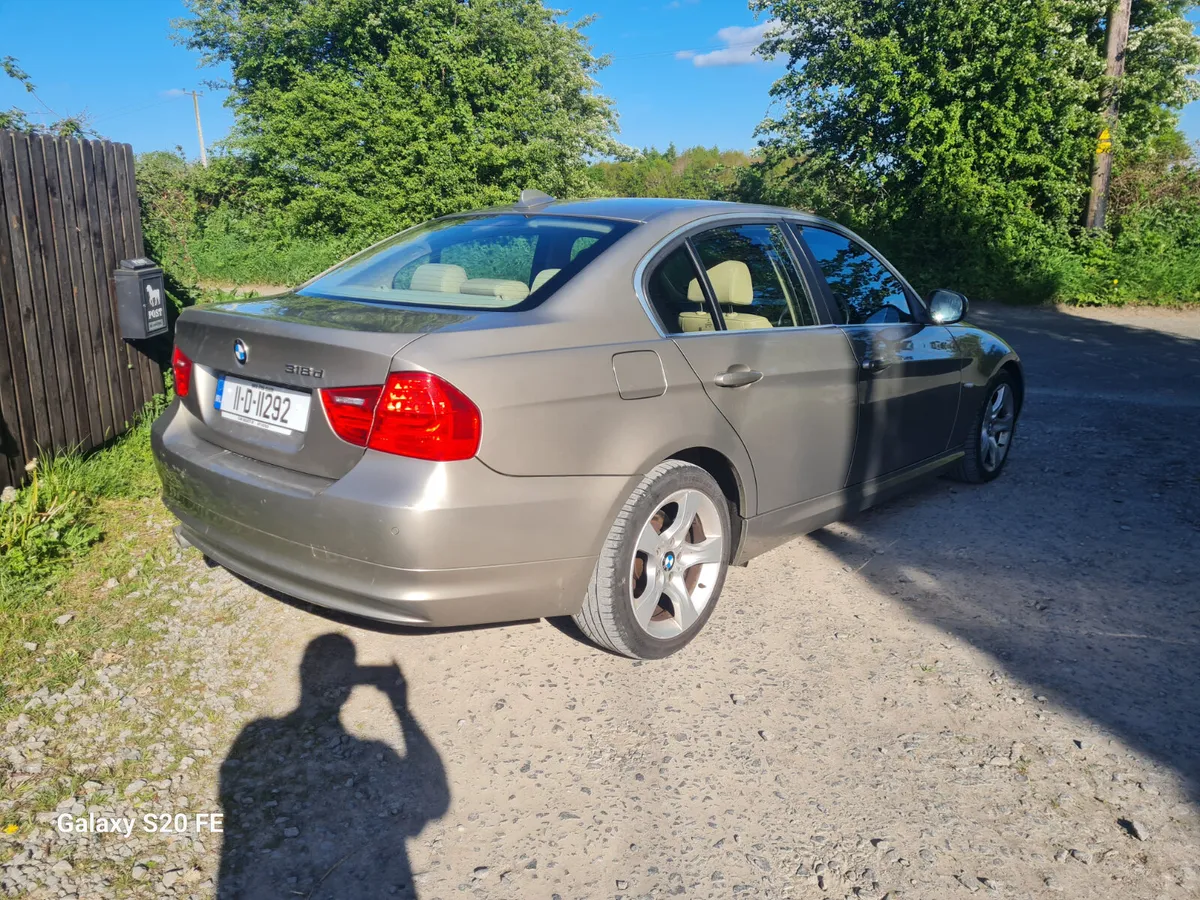 BMW 3-Series 2011 - Image 4