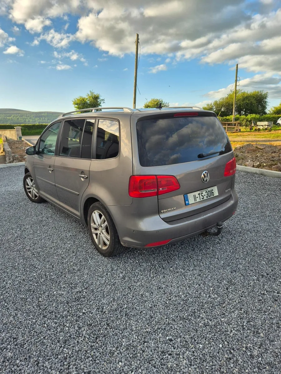 Volkswagen Touran 2011 - Image 2
