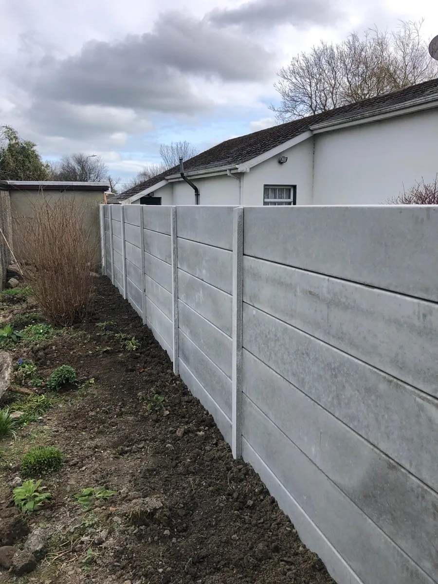Concrete wall, No maintenance fence . - Image 1