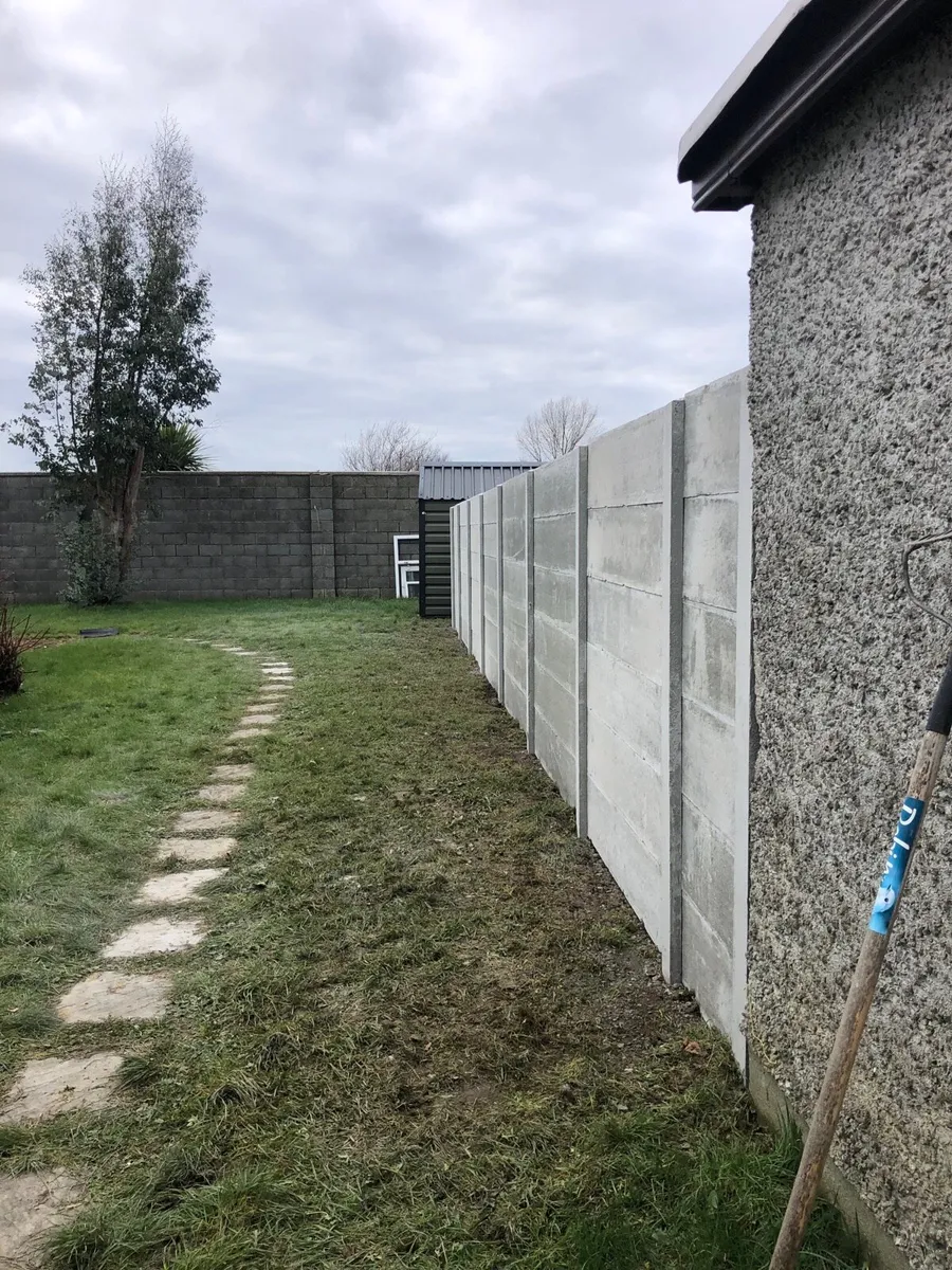 Concrete wall, No maintenance fence . - Image 2